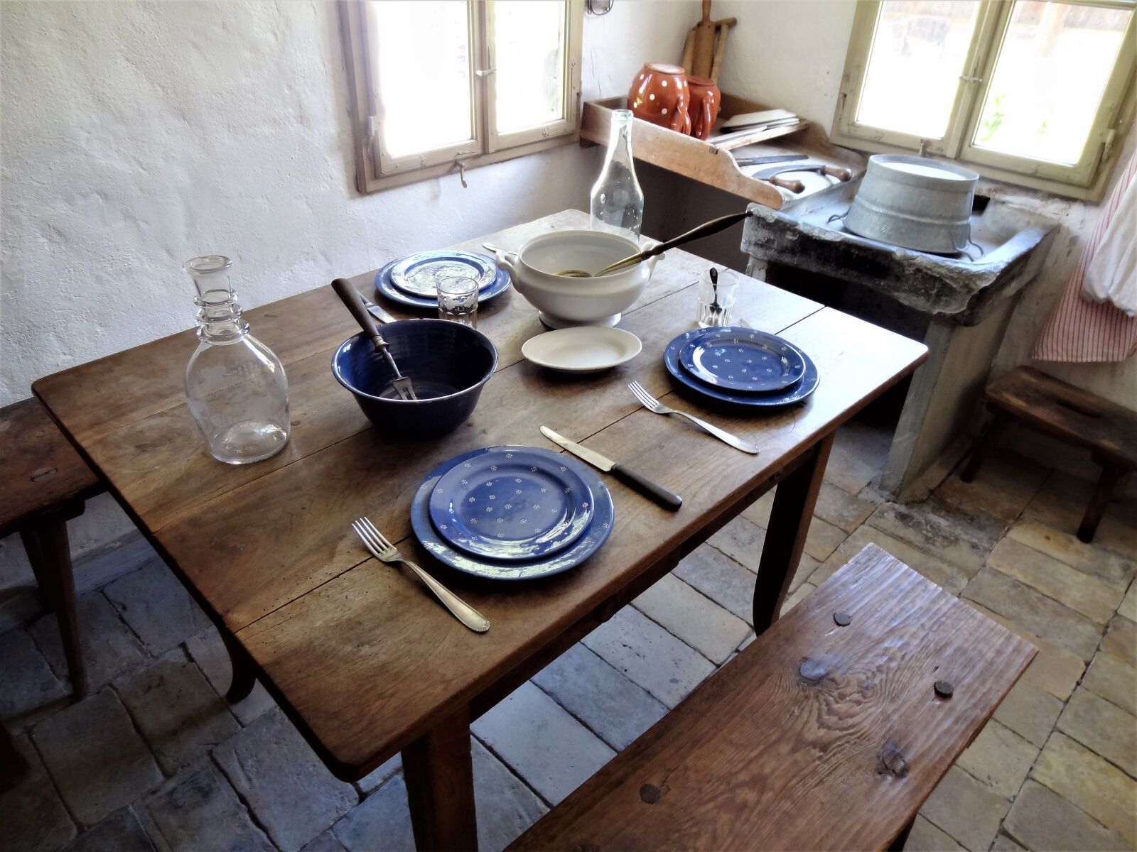 Sony Cyber-shot DSC-HX9V sample photo. Kitchen, table, tableware photography