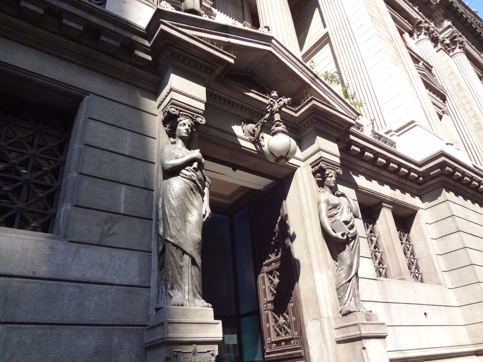 Sony DSC-WX7 sample photo. Buenos aires, facade, sculptures photography