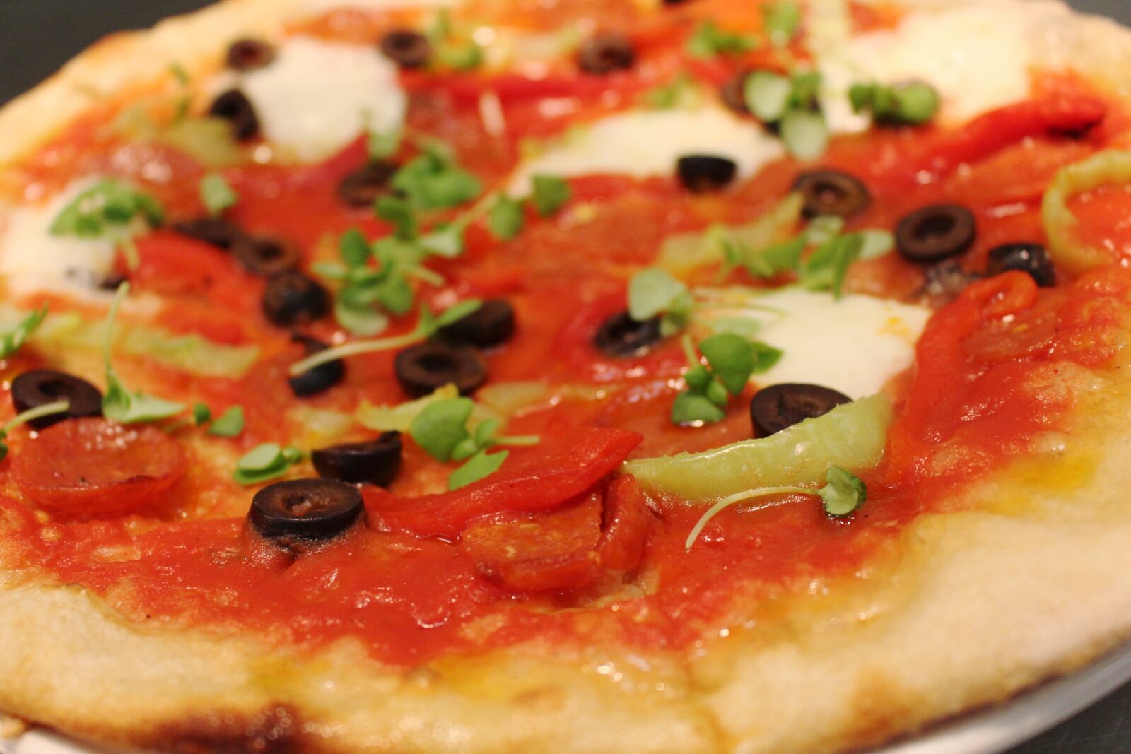 Canon EOS 100D (EOS Rebel SL1 / EOS Kiss X7) sample photo. Pizza, italian food, food photography