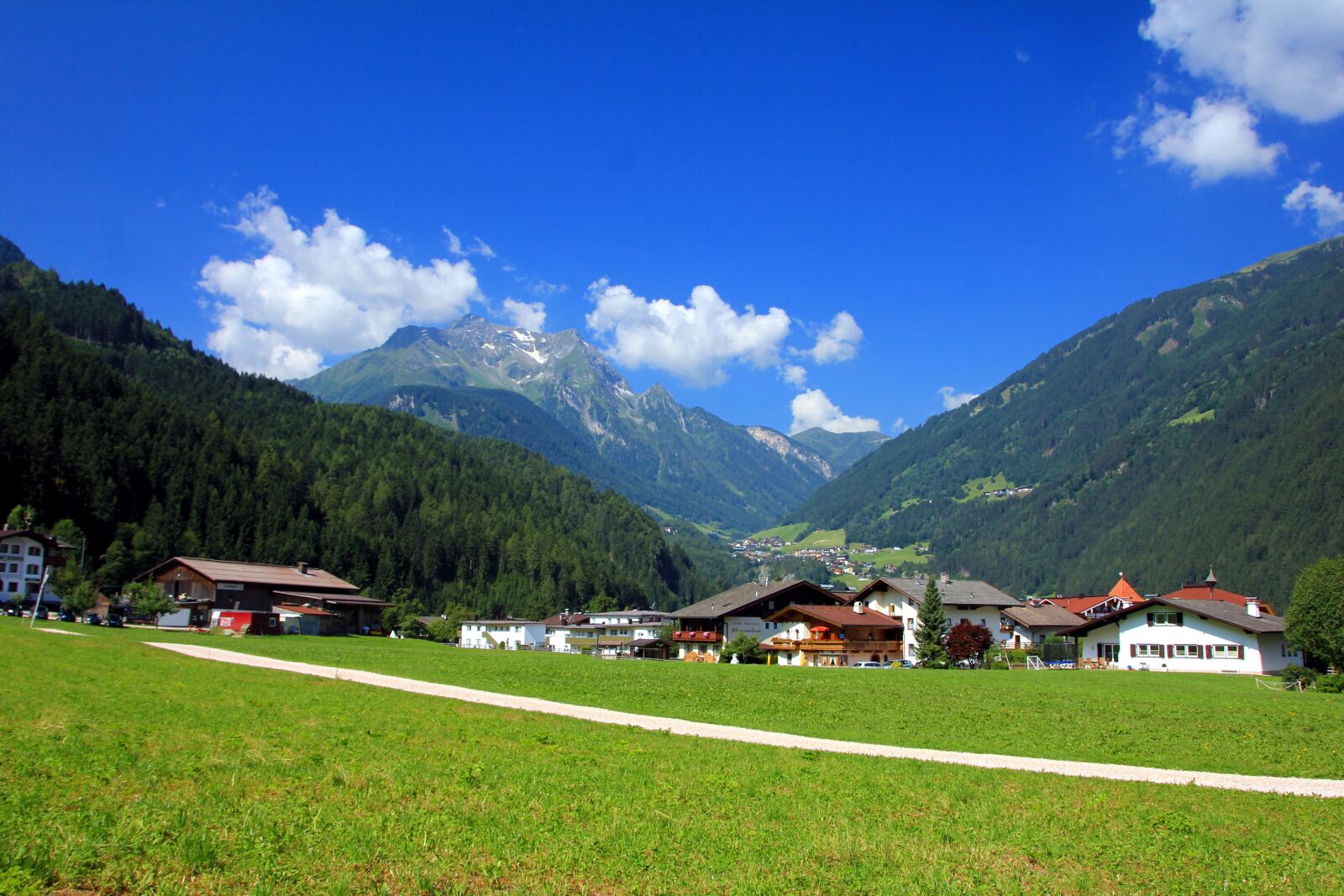 Canon EOS 550D (EOS Rebel T2i / EOS Kiss X4) sample photo. Alpine, village, mountains photography
