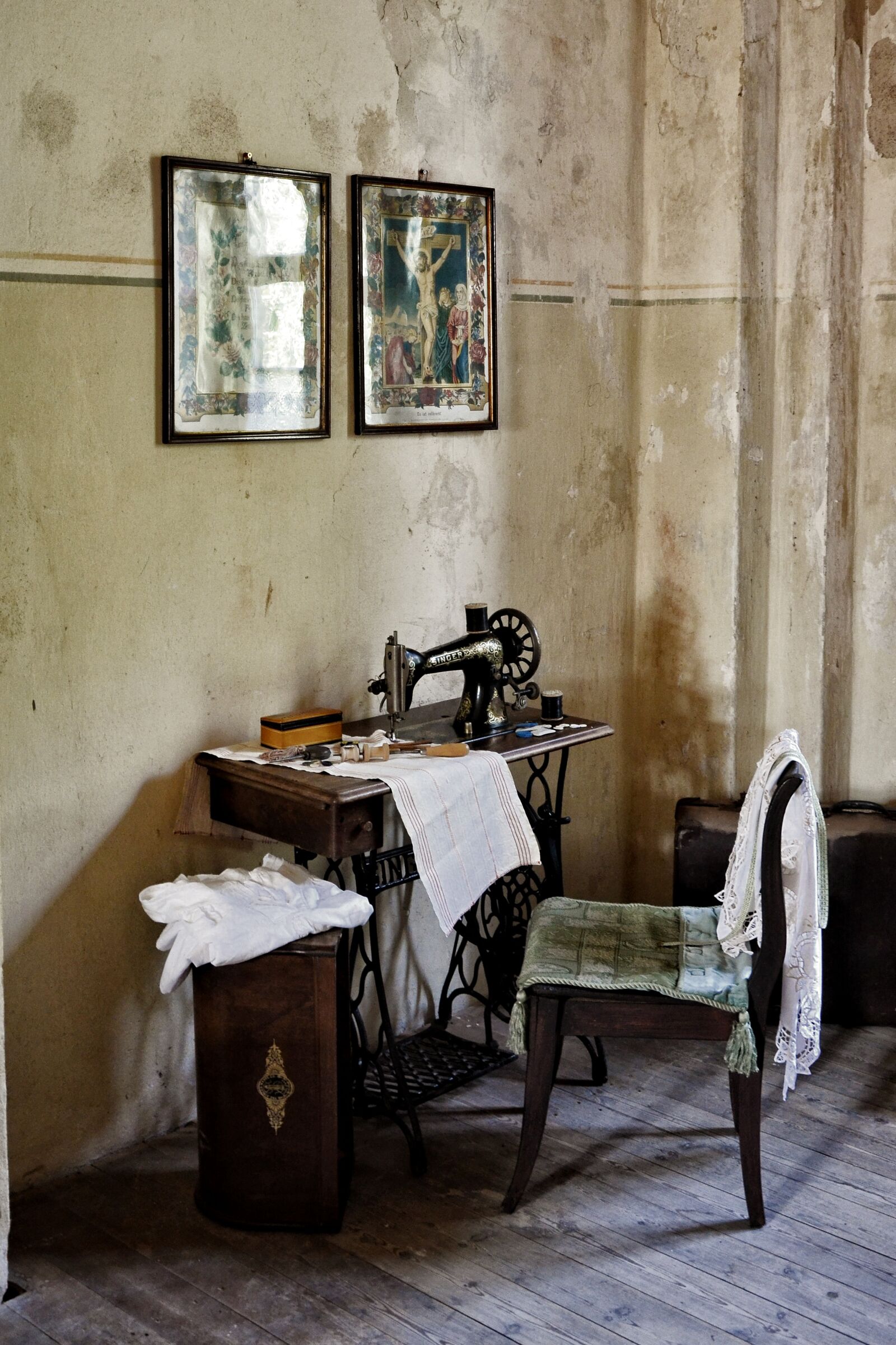 Nikon D5100 sample photo. Sewing machine, chair, images photography