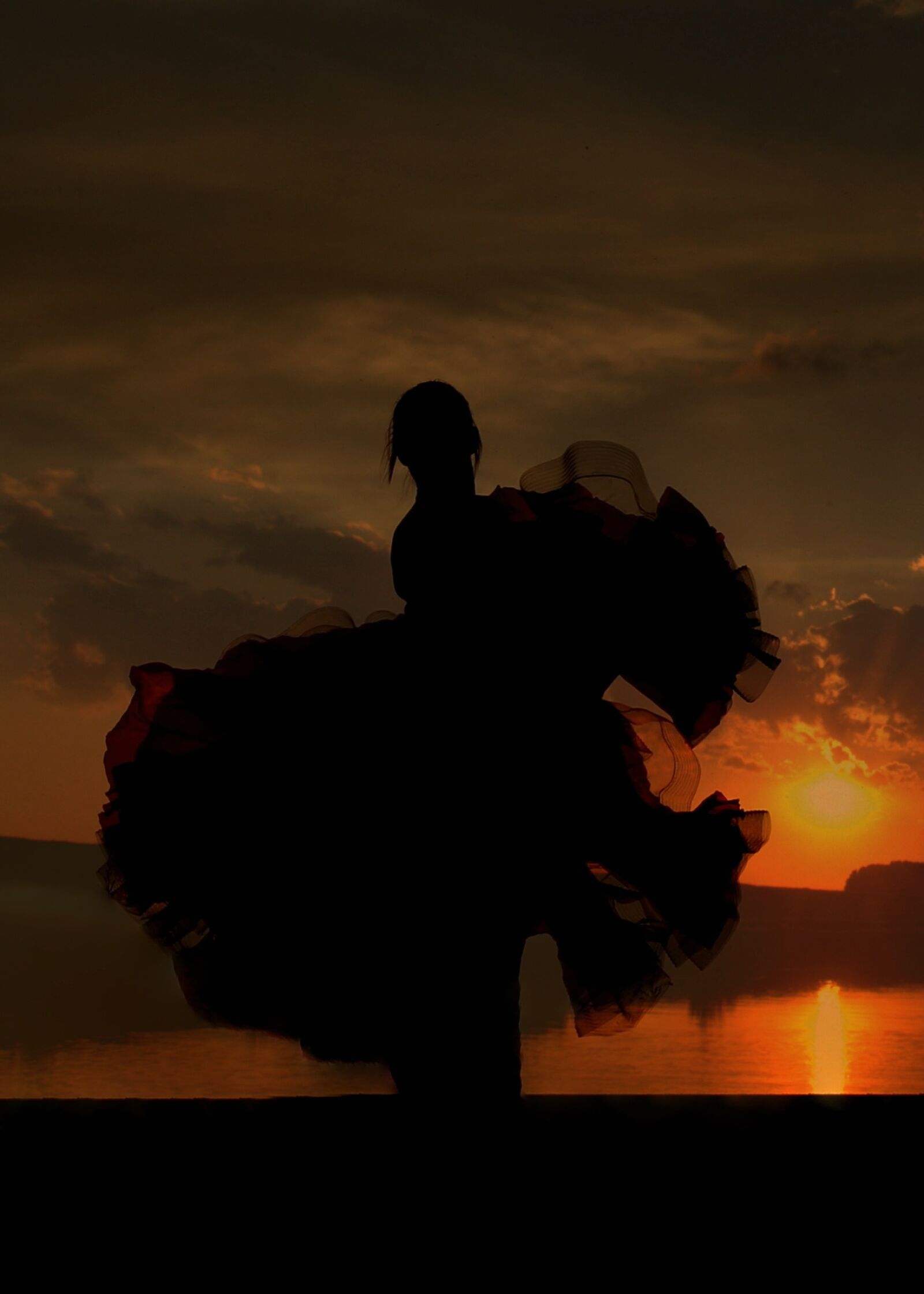 Canon EOS 700D (EOS Rebel T5i / EOS Kiss X7i) + Canon EF 85mm F1.8 USM sample photo. Dancer, dress, sunset photography