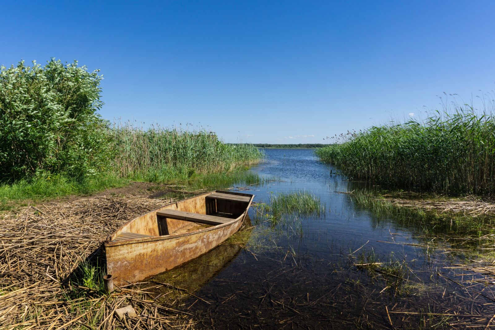Sony E 16-50mm F3.5-5.6 PZ OSS sample photo. Boat, lake, rusty photography