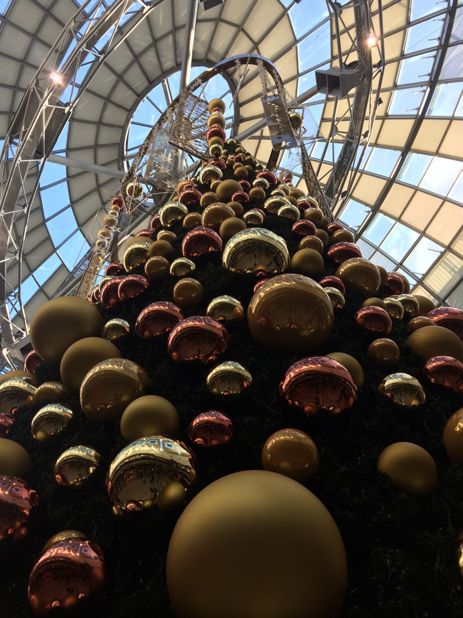 iPhone 5s back camera 4.15mm f/2.2 sample photo. Christmas, christmas bauble, christmas photography