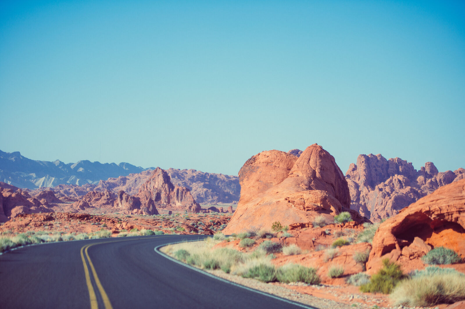 Nikon D800 + Nikon AF-S Nikkor 70-200mm F2.8G ED VR II sample photo. Road, mountains, street, curve photography