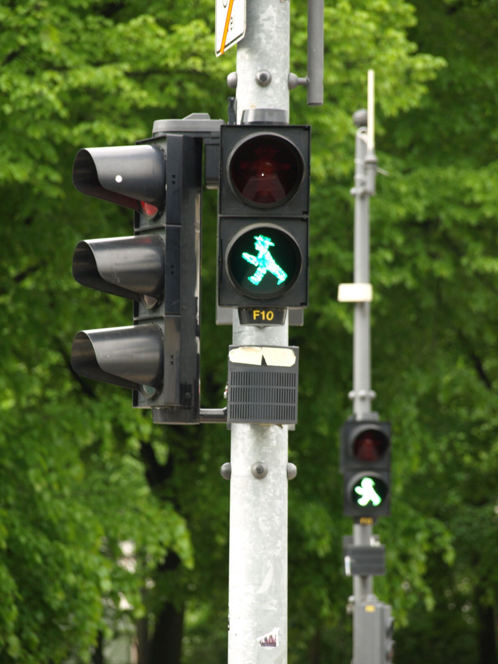 Olympus E-510 (EVOLT E-510) sample photo. Traffic light, berlin, signal photography