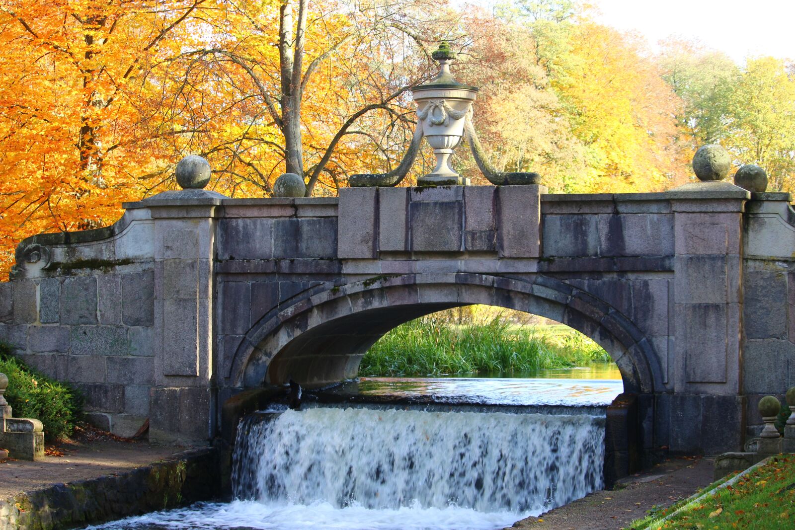 Canon EOS 100D (EOS Rebel SL1 / EOS Kiss X7) sample photo. Bridge, waterfall, autumn photography