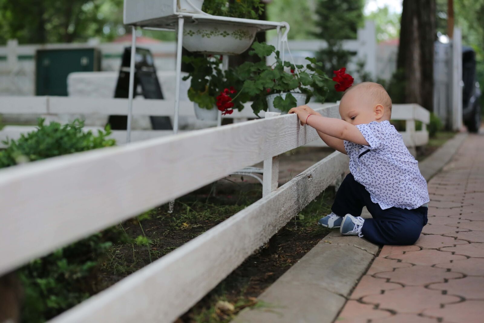 Canon EOS 5D Mark III sample photo. Toddler, baby, picket fence photography