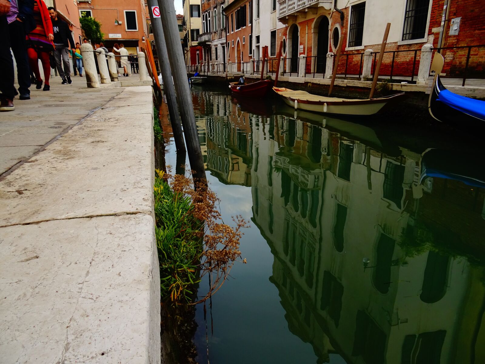 Sony DSC-HX60 sample photo. Channel, gondolas, italy photography