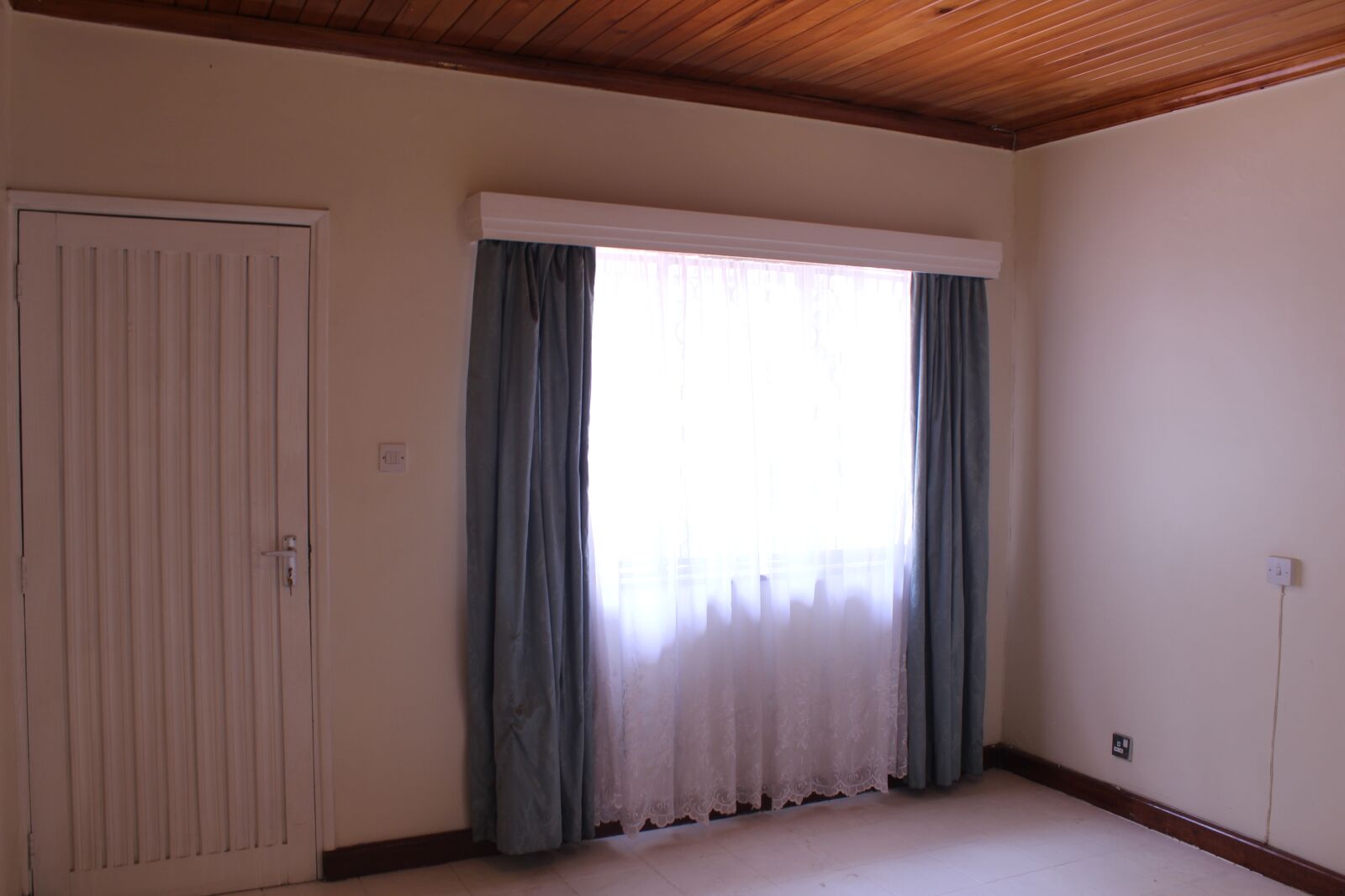 Canon EOS 600D (Rebel EOS T3i / EOS Kiss X5) sample photo. House, space, living photography