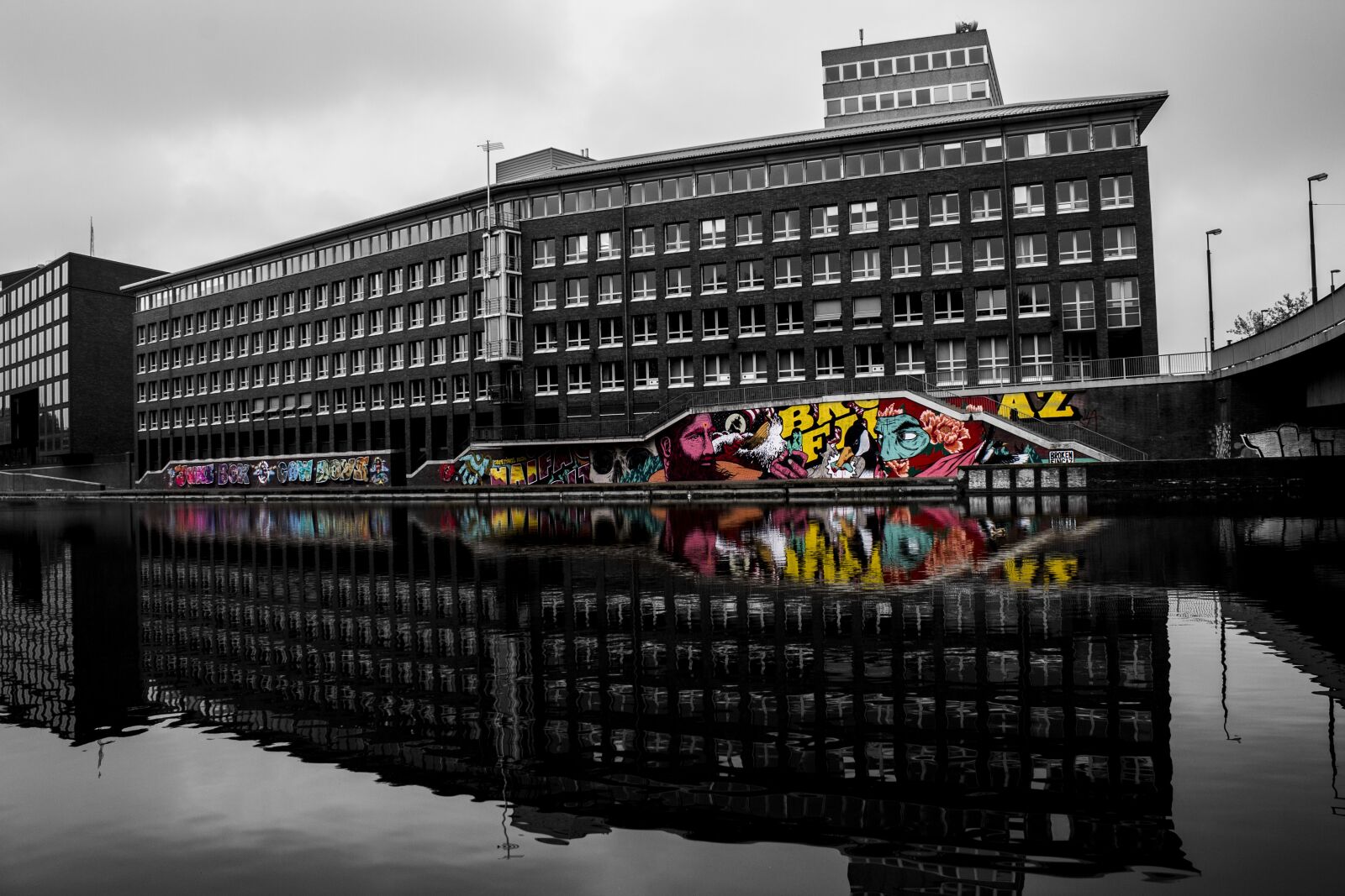 Canon EOS 1100D (EOS Rebel T3 / EOS Kiss X50) sample photo. Bremen, graffiti, river photography