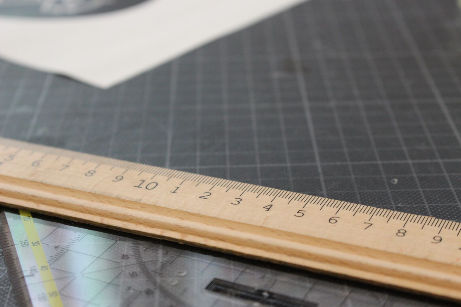 Canon EOS 700D (EOS Rebel T5i / EOS Kiss X7i) sample photo. Tinker, ruler, work surface photography