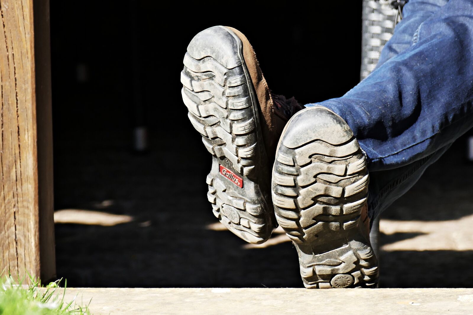 Panasonic Lumix DMC-FZ1000 sample photo. Break, shoe soles, sit photography