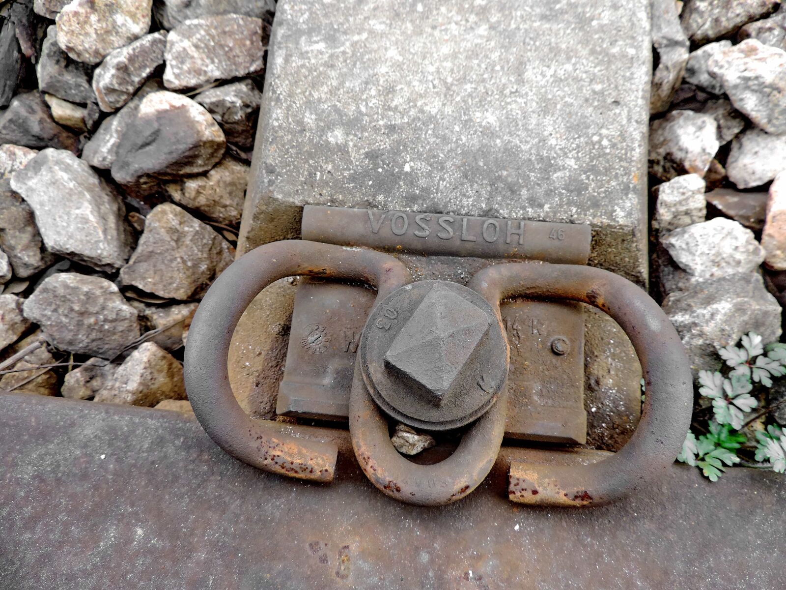 Nikon Coolpix P520 sample photo. Railway, lock, fastener, device photography
