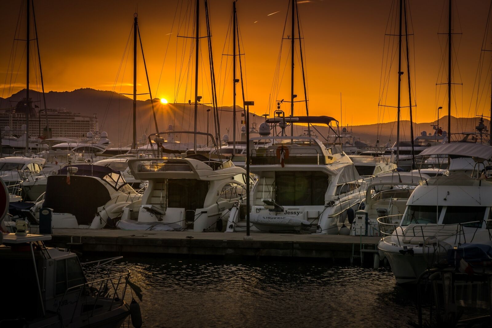 Sony a6000 + Sony Vario-Tessar T* E 16-70mm F4 ZA OSS sample photo. Sunset, marina, boats photography