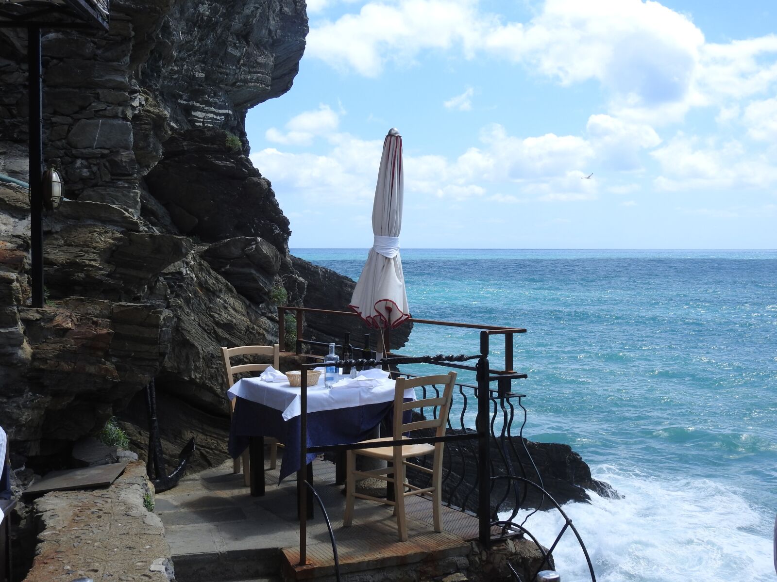 Nikon Coolpix P900 sample photo. Monterosso, bar, sea photography