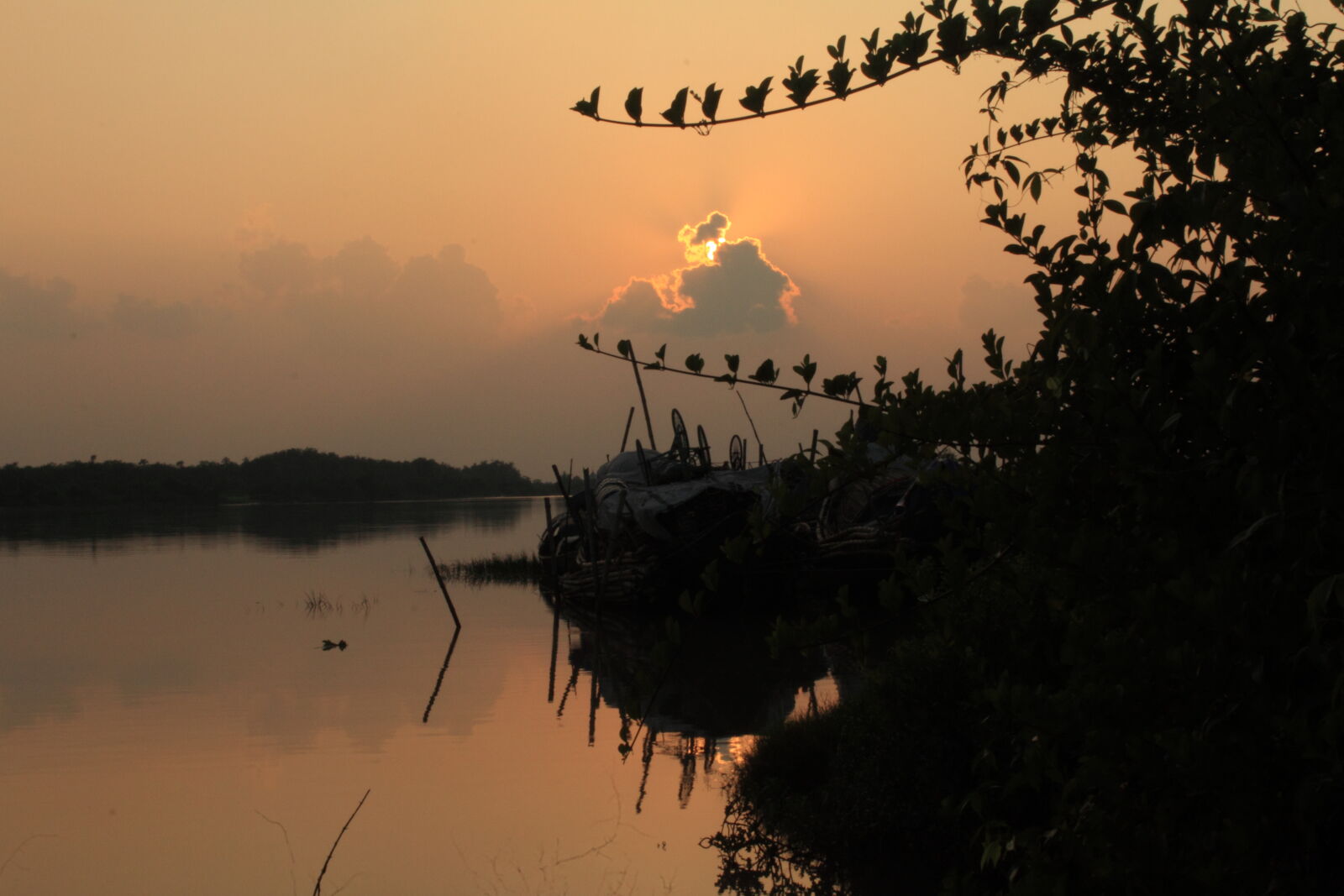Canon EOS 500D (EOS Rebel T1i / EOS Kiss X3) sample photo. Bangladesh, canal, fisherman, nature photography