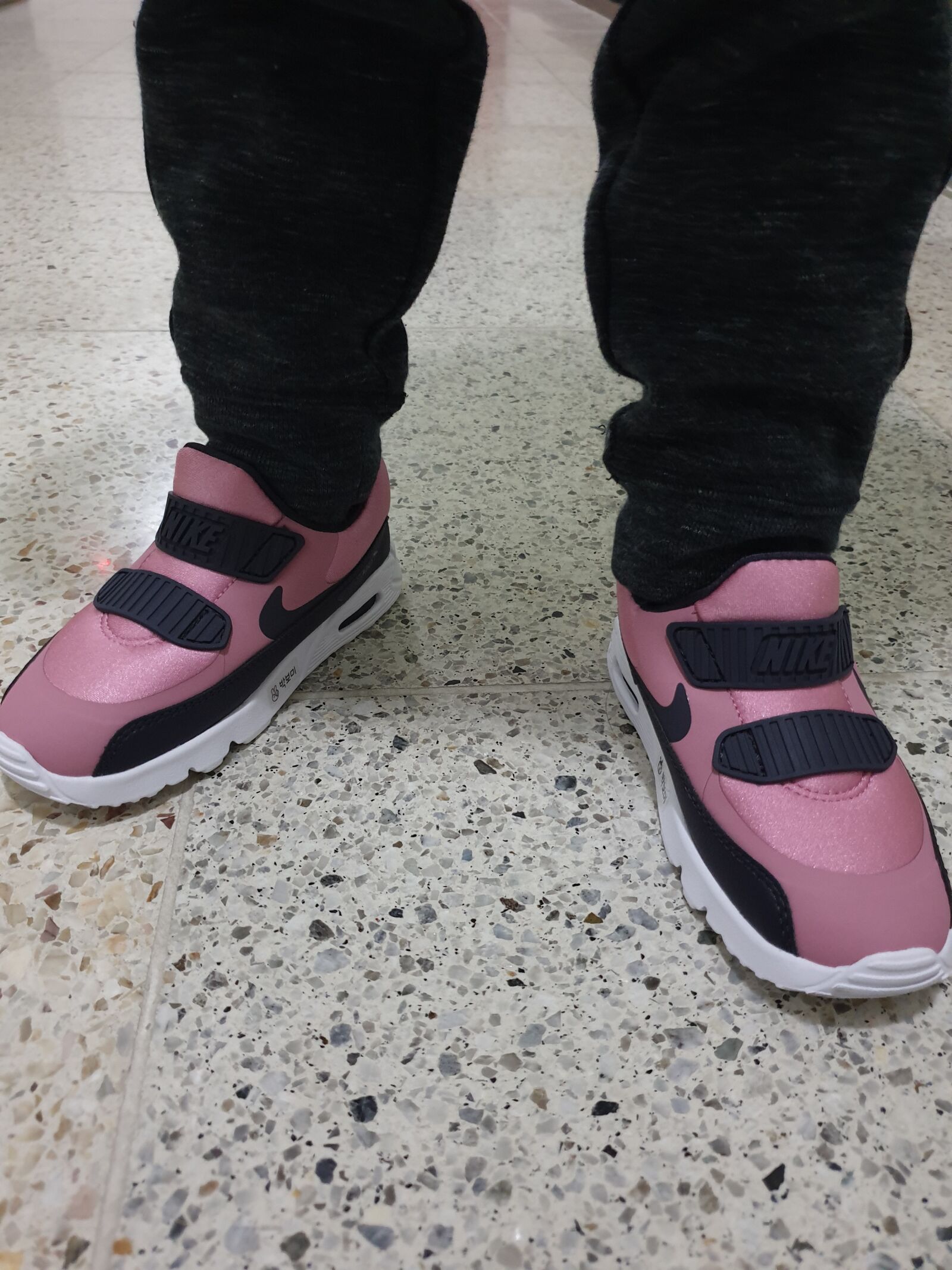 Samsung Galaxy Note9 sample photo. Shoes, girl, fashion photography