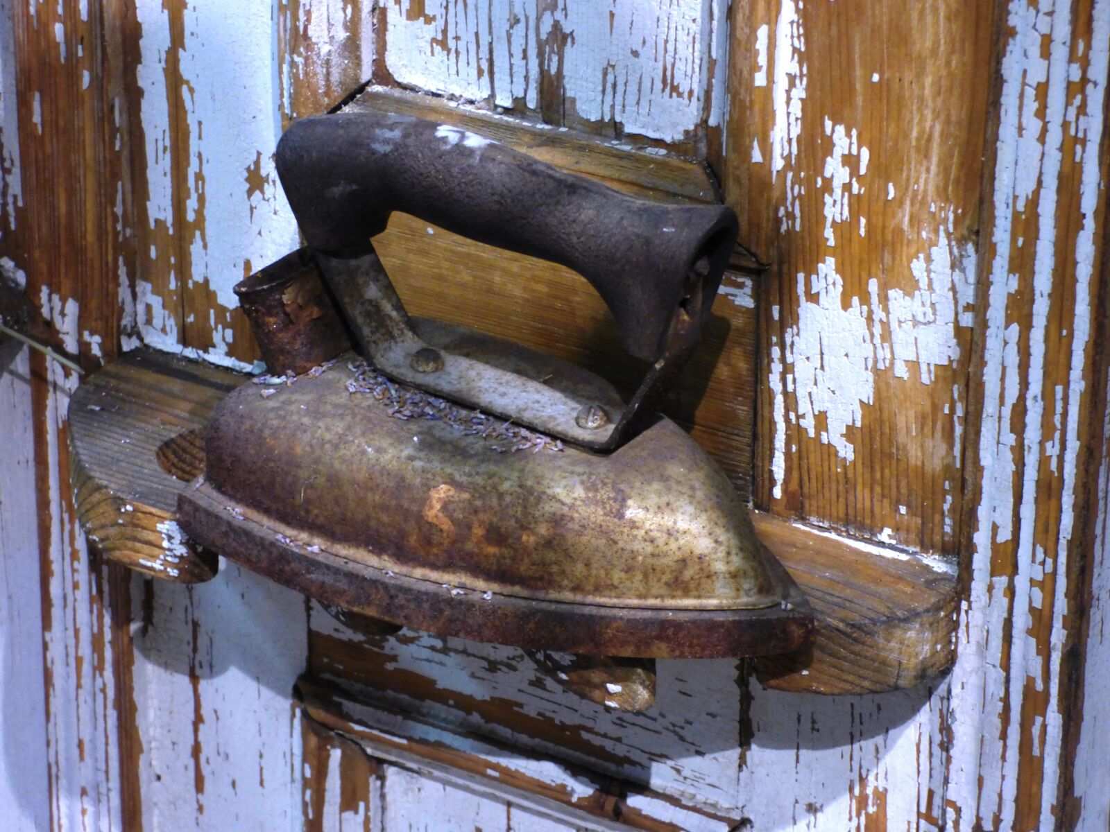 Panasonic DMC-FZ72 sample photo. Iron, antique, ironing photography