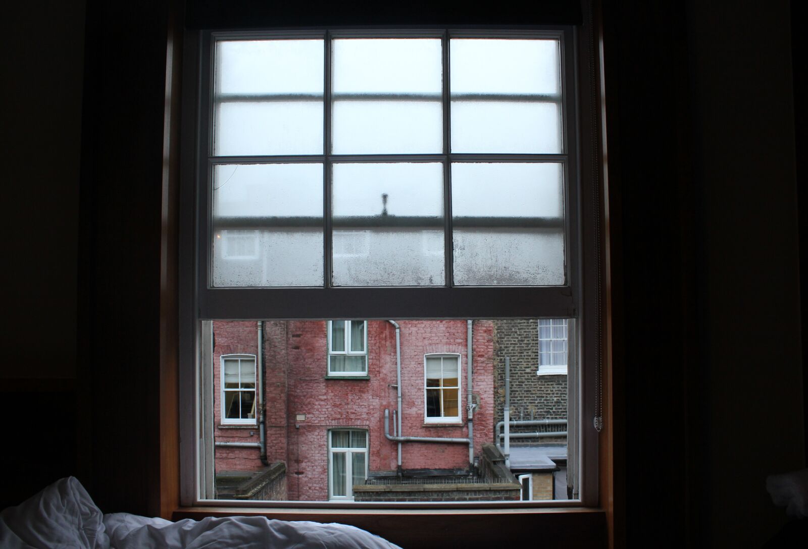 Canon EOS 550D (EOS Rebel T2i / EOS Kiss X4) sample photo. Window, hotel, condensation photography