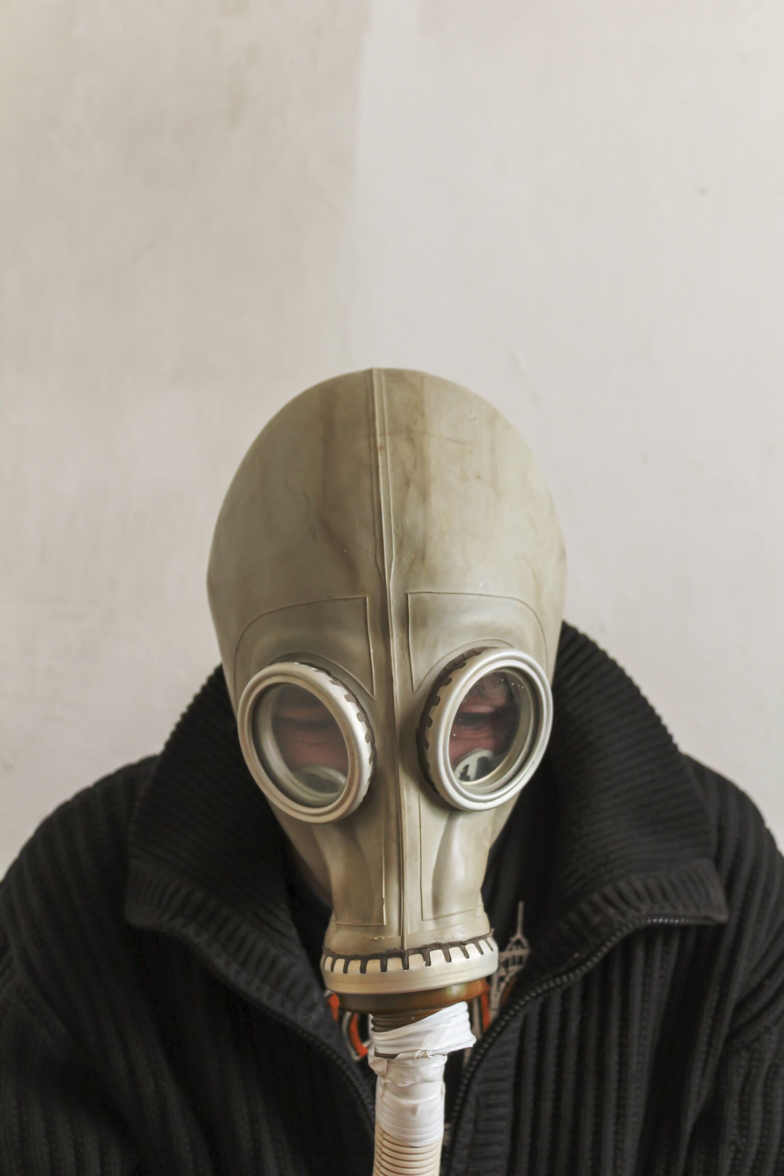 Canon EOS 600D (Rebel EOS T3i / EOS Kiss X5) sample photo. Man in gas mask photography