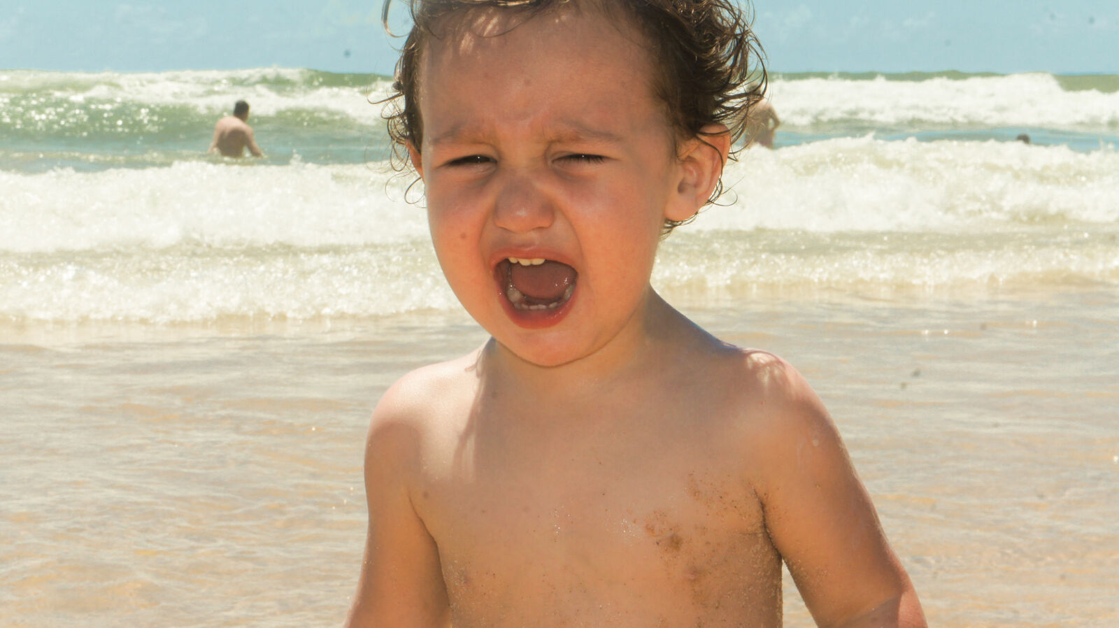 Sony Alpha NEX-3 + Sony E 18-55mm F3.5-5.6 OSS sample photo. Baby, beach, child, cry photography