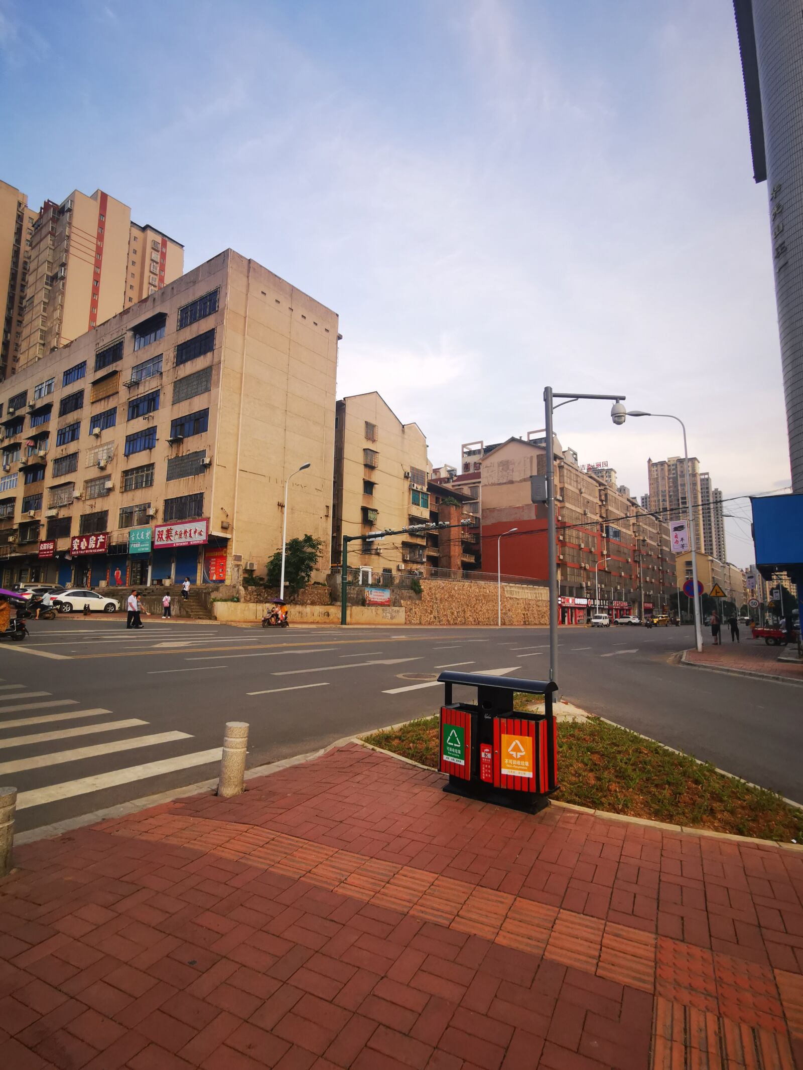 HUAWEI P30 sample photo. Crossroad, street, rubbish bin photography