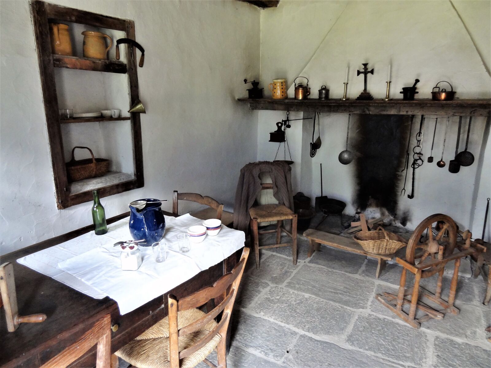 Sony Cyber-shot DSC-HX9V sample photo. Museum, old furniture, cooking photography