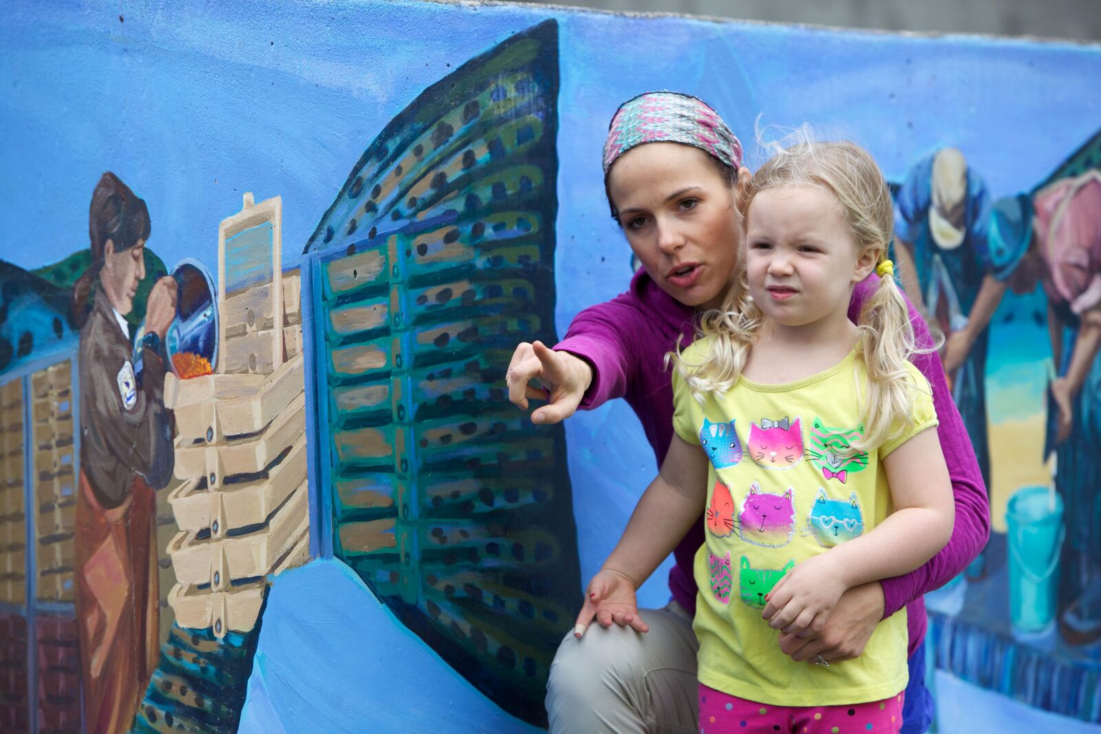 Canon EOS 5D Mark II sample photo. Mother, daughter, enjoying, exhibition photography