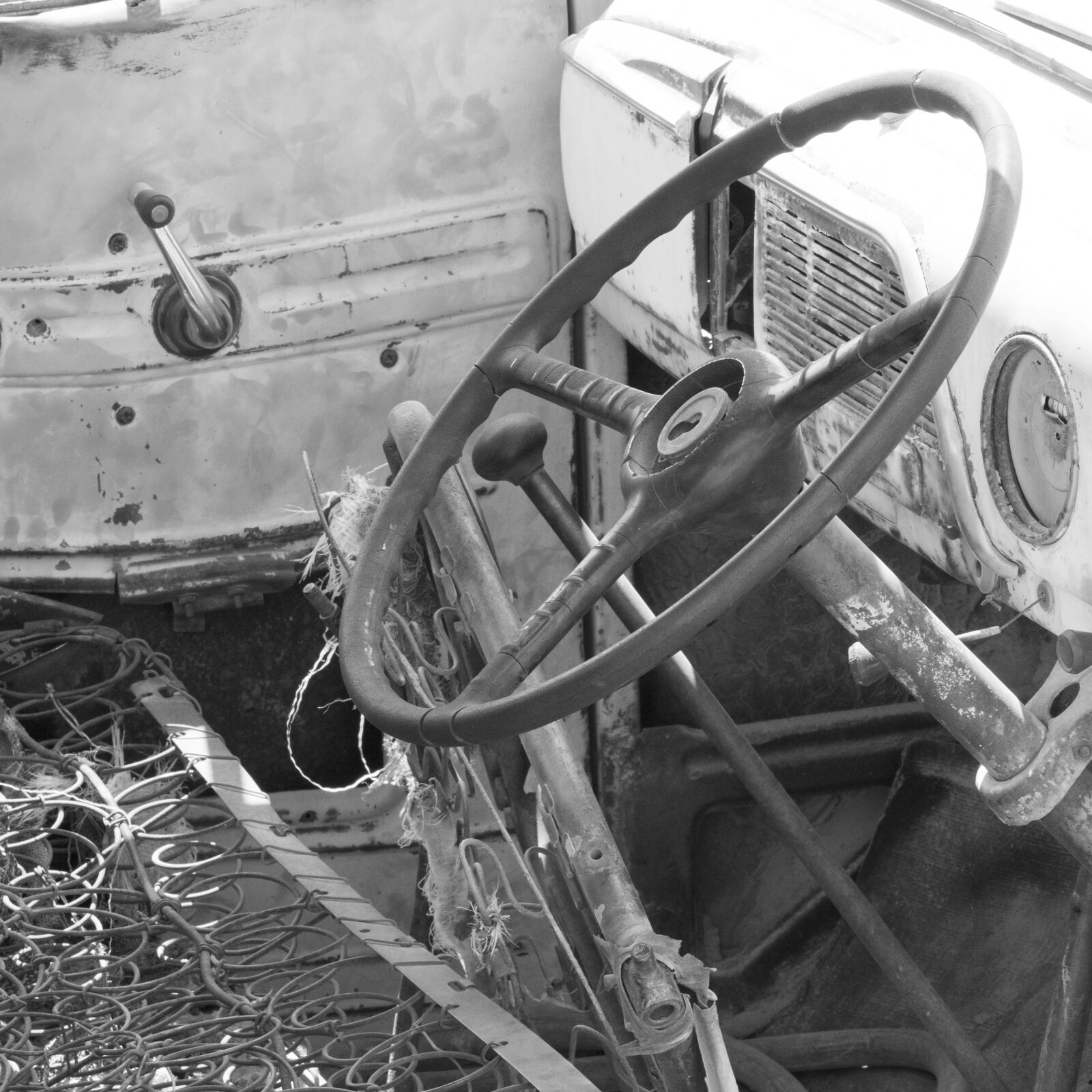 Olympus OM-D E-M1 + Olympus M.Zuiko Digital ED 75mm F1.8 sample photo. Auto, wreck, abandoned photography