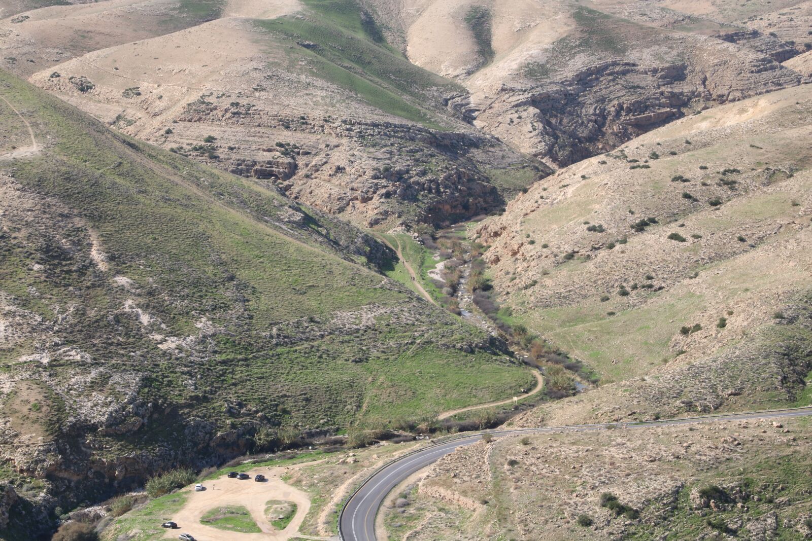 Canon EOS 750D (EOS Rebel T6i / EOS Kiss X8i) + Canon TS-E 90mm F2.8 Tilt-Shift sample photo. Wadi, road, jordan photography