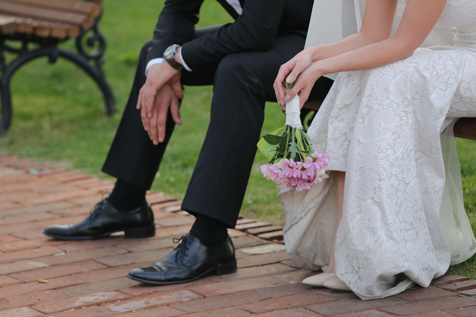 Canon EOS 5D Mark III sample photo. Wedding dress, wedding bouquet photography
