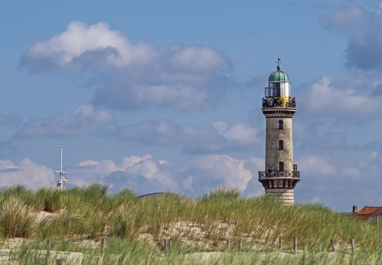 Panasonic Leica DG Vario-Elmarit 50-200mm F2.8-4.0 ASPH Power OIS sample photo. Coast, lighthouse, warnemünde photography