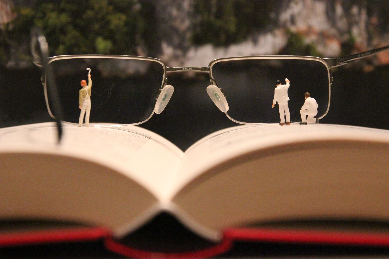 Canon EOS 550D (EOS Rebel T2i / EOS Kiss X4) sample photo. Miniature figures, craftsmen, glasses photography