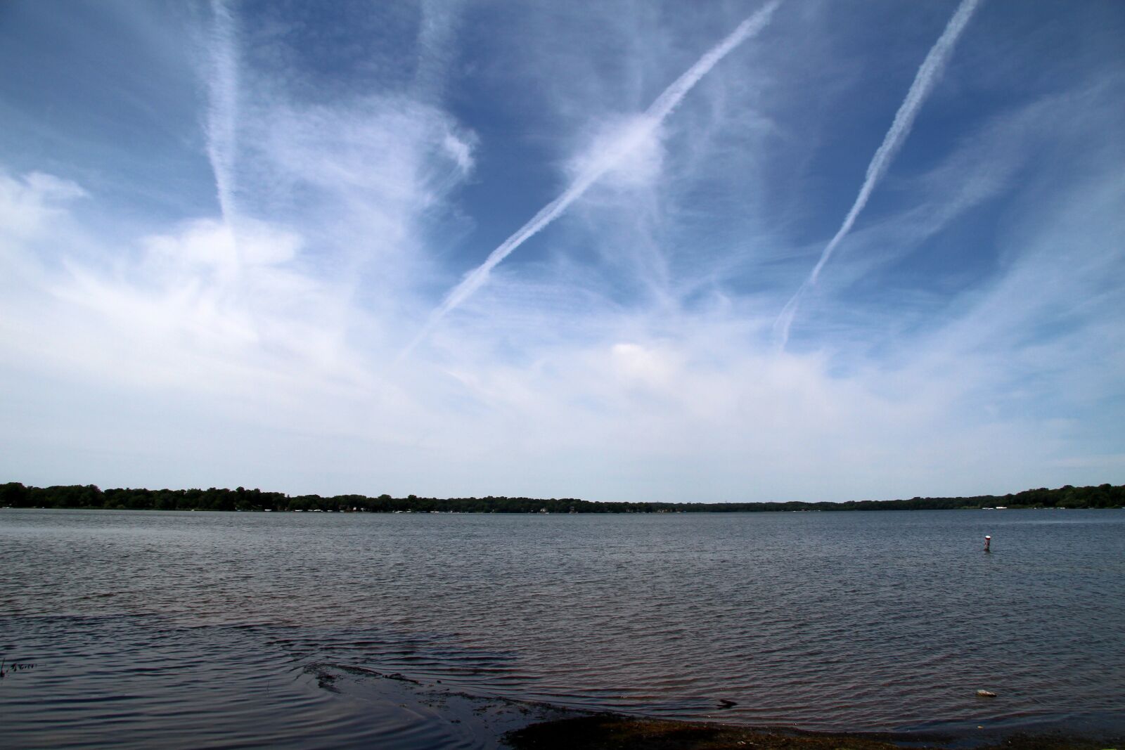 Canon EOS 100D (EOS Rebel SL1 / EOS Kiss X7) + Canon EF-S 17-85mm F4-5.6 IS USM sample photo. Clouds, lake, contrails photography