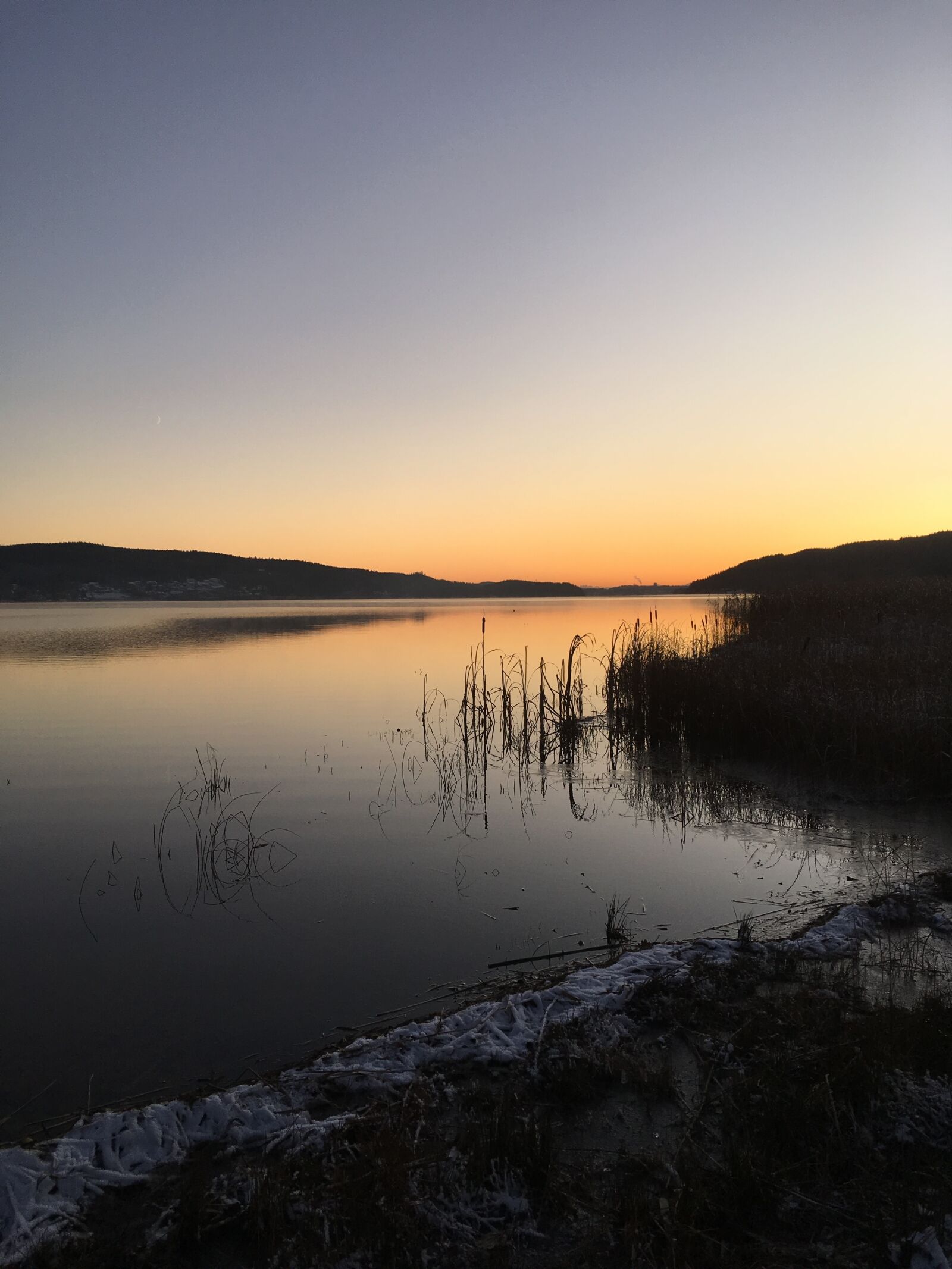 iPhone SE back camera 4.15mm f/2.2 sample photo. Sunset, cold, frost photography