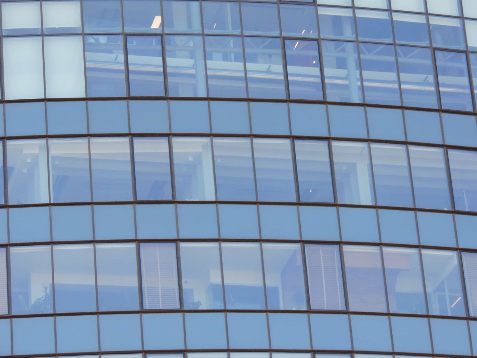 Nikon Coolpix P520 sample photo. Facade, futuristic, architecture, pattern photography
