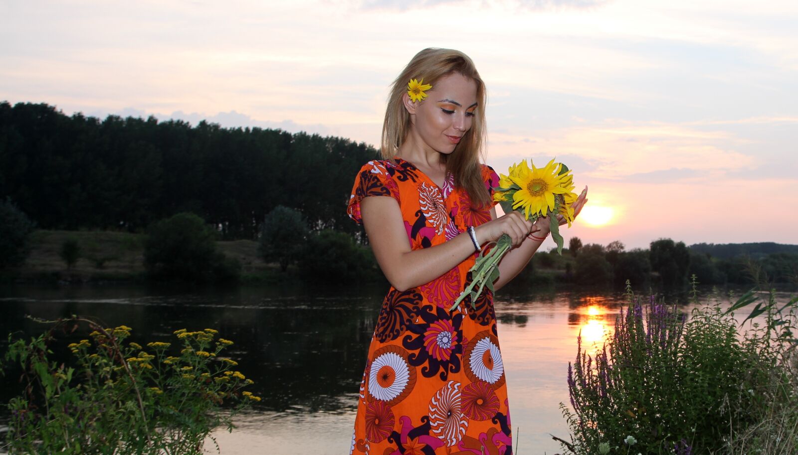 Canon EOS 700D (EOS Rebel T5i / EOS Kiss X7i) sample photo. Girl, sunset, sunflower photography