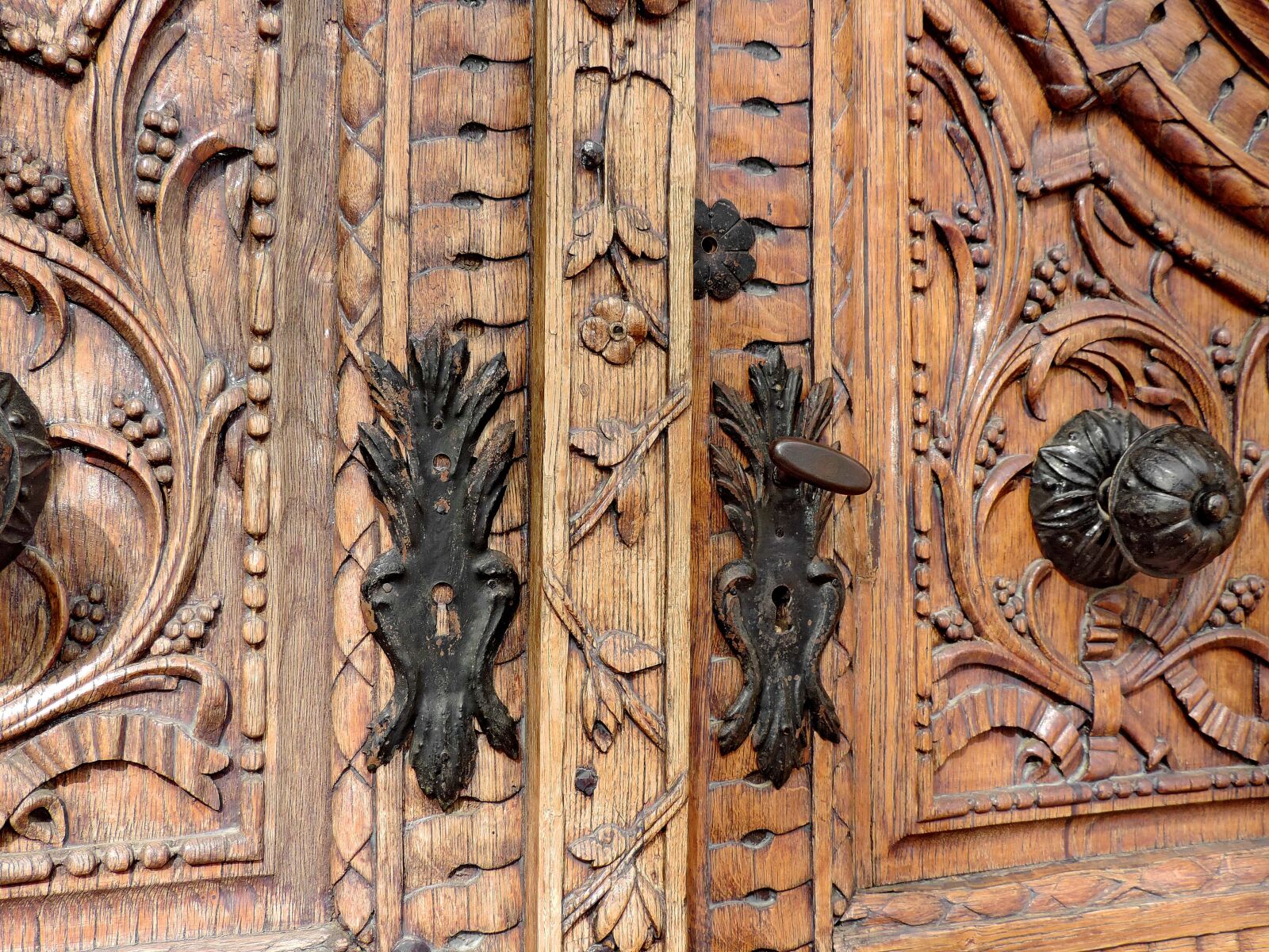 Nikon Coolpix P520 sample photo. Cast iron, old, door photography