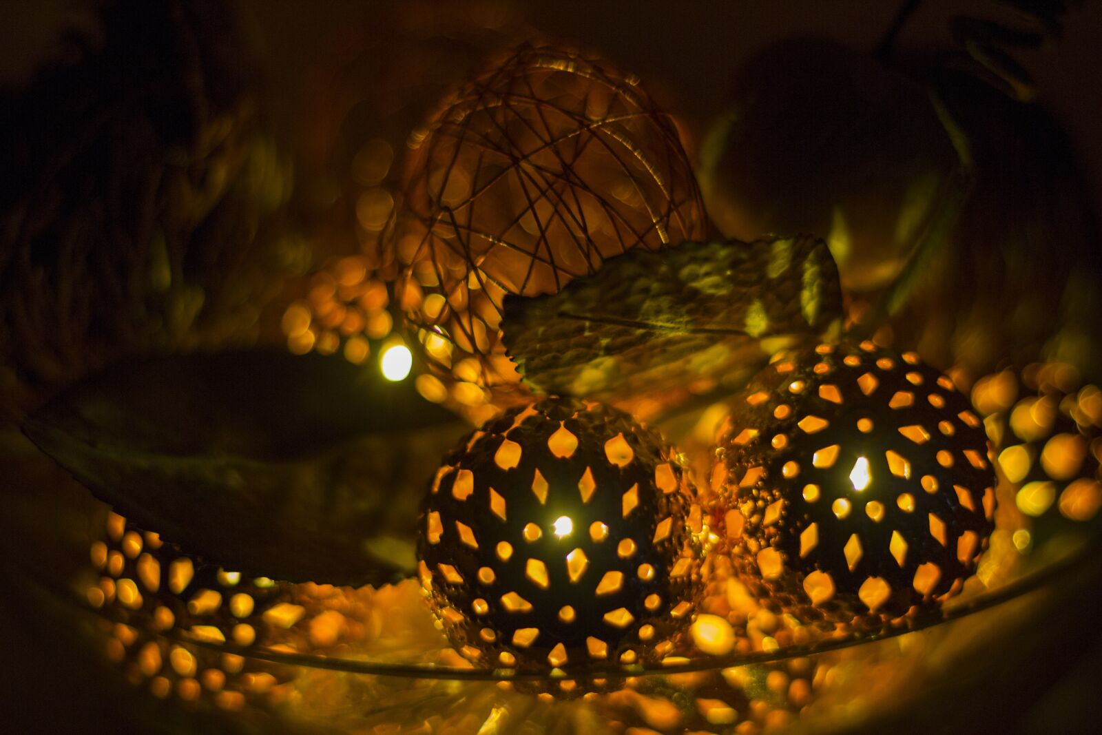 Canon EOS 600D (Rebel EOS T3i / EOS Kiss X5) + Canon EF 50mm F1.8 II sample photo. Low-light, christmas, light photography