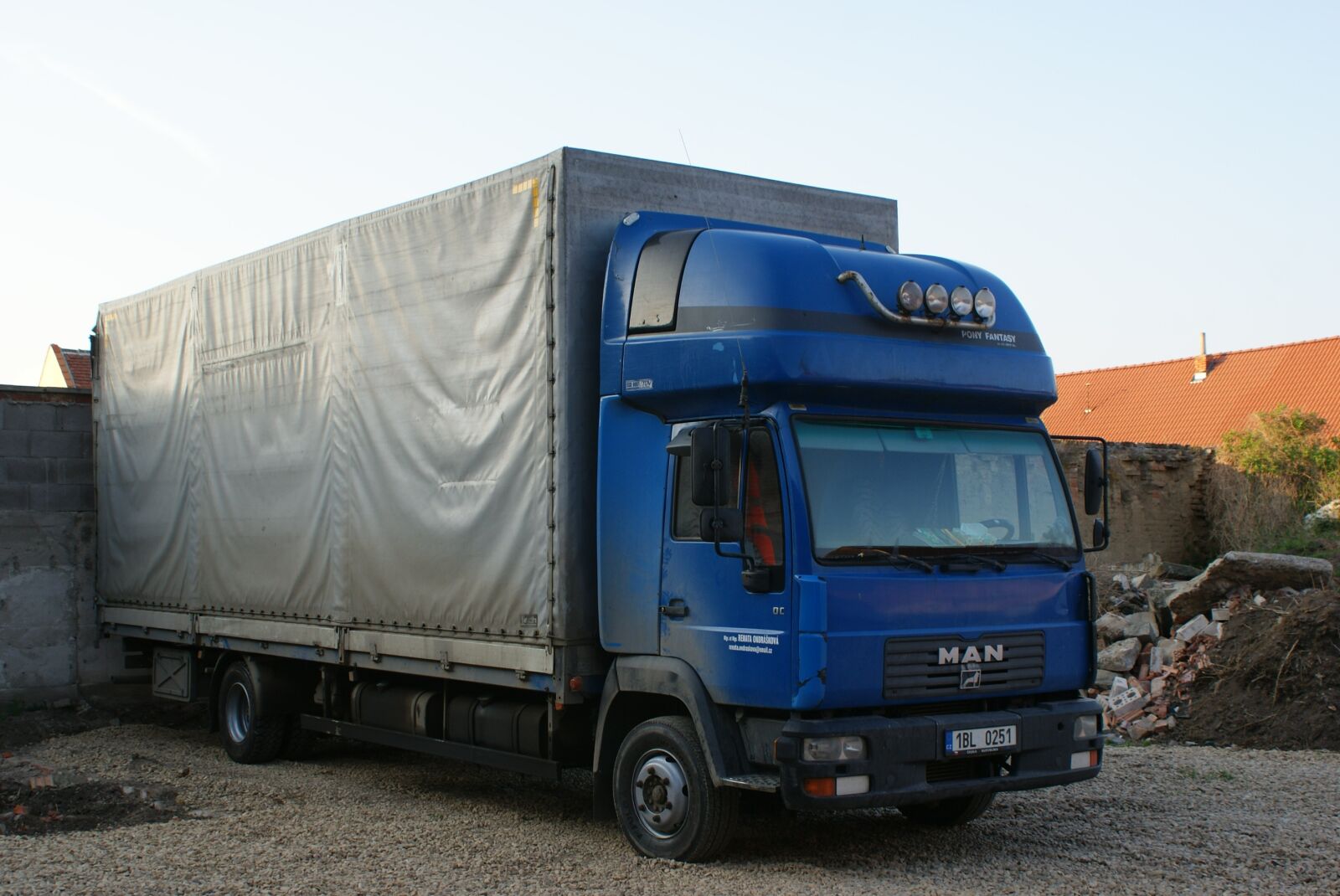 Sony Alpha DSLR-A200 sample photo. Truck, man, cargo photography