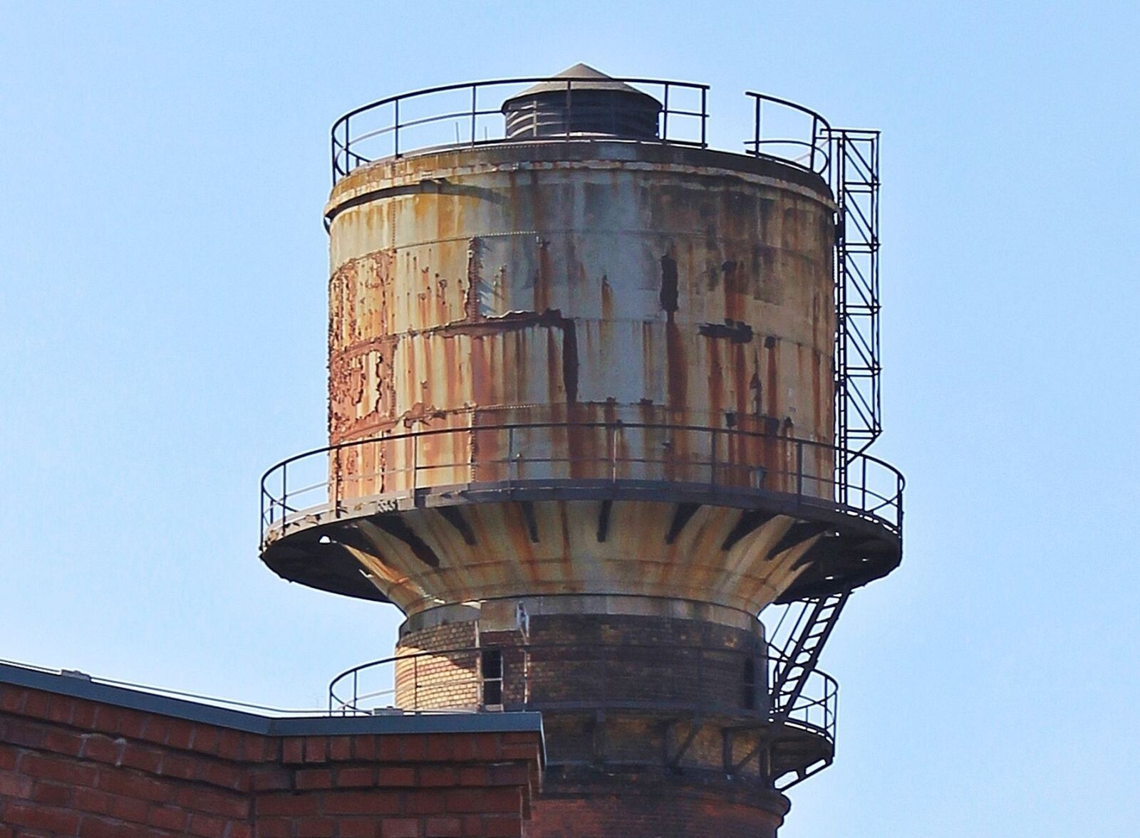 Canon EOS 550D (EOS Rebel T2i / EOS Kiss X4) sample photo. Tank, architecture, industry, sky photography