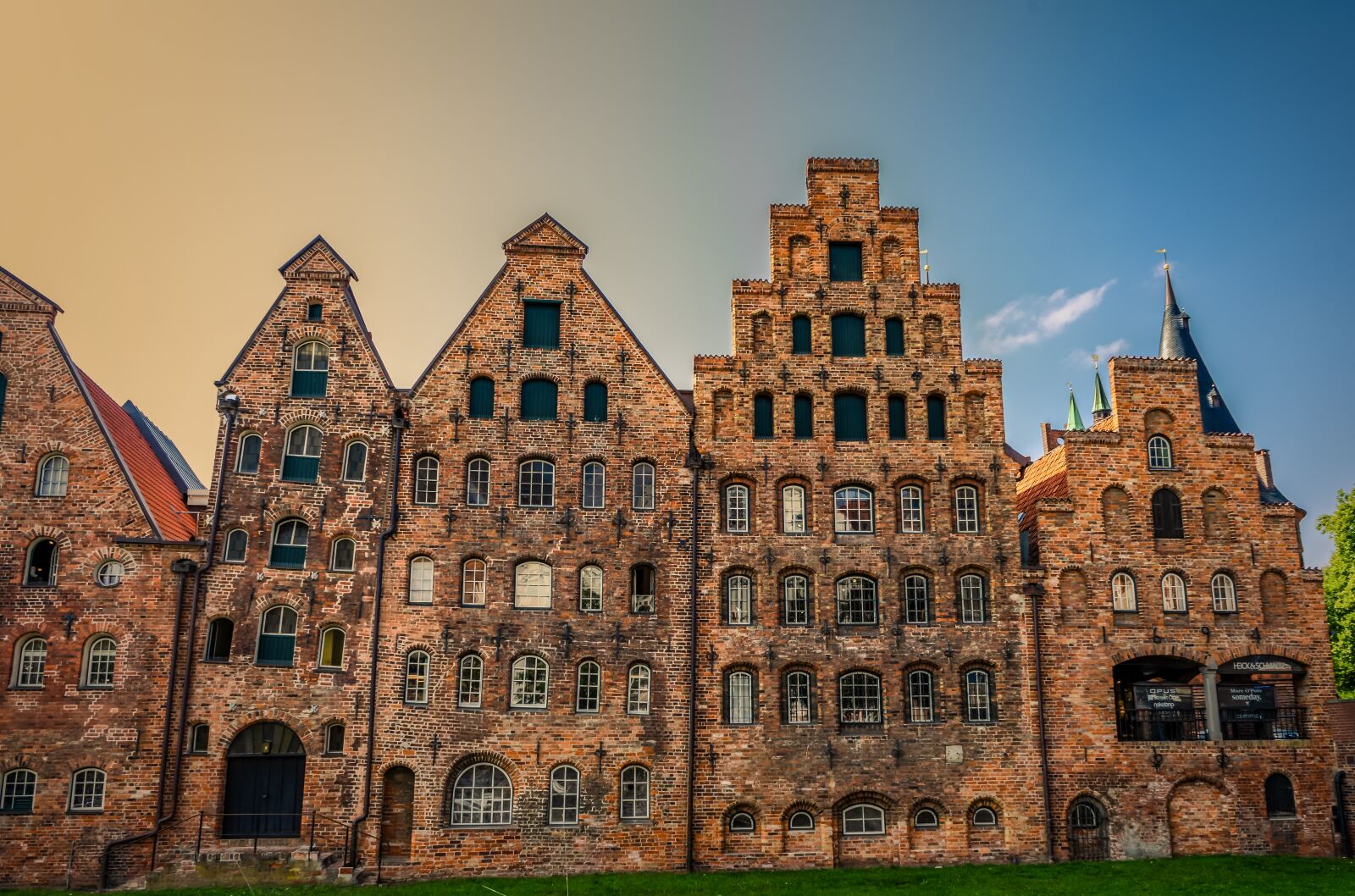Sony a7 II + Sony FE 28-70mm F3.5-5.6 OSS sample photo. Building, lübeck, houses photography