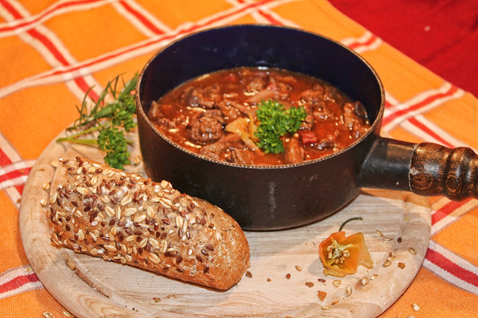 Canon EOS 1100D (EOS Rebel T3 / EOS Kiss X50) sample photo. Beef, chilli, goulash, liver photography