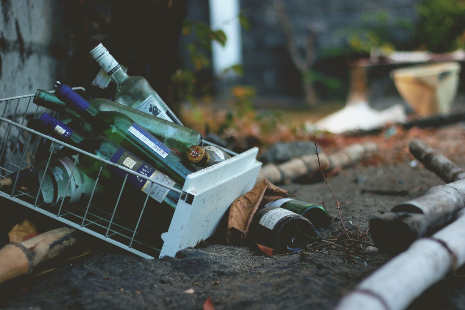 Canon EF 50mm F1.8 II sample photo. Liquor, junk, trash photography