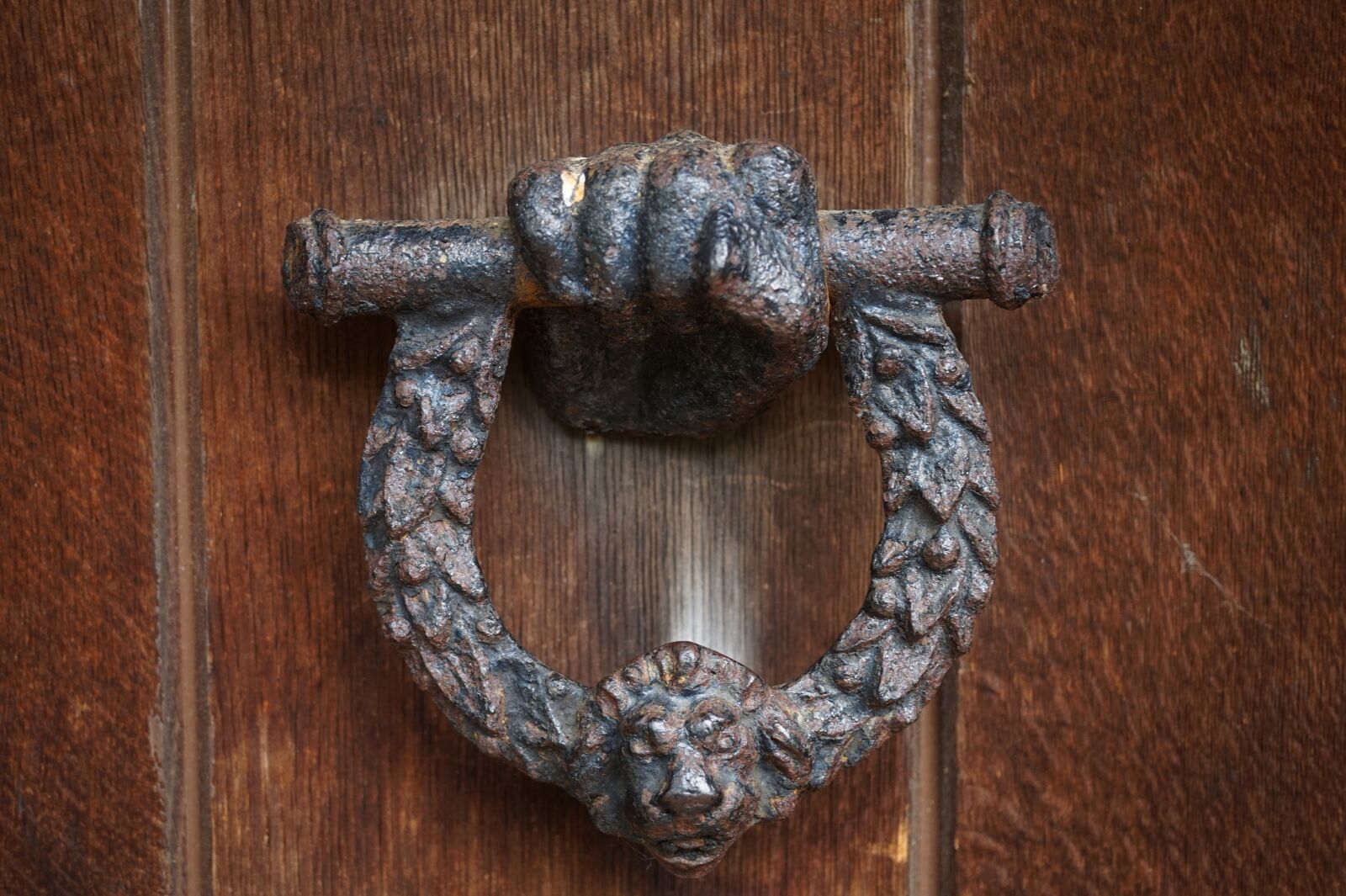 Sony Alpha a5000 (ILCE 5000) sample photo. Door, wood, iron photography