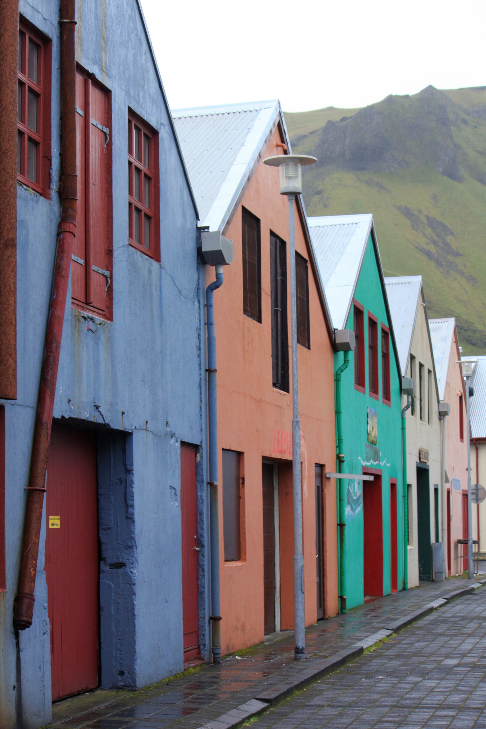 Canon EOS 500D (EOS Rebel T1i / EOS Kiss X3) sample photo. Iceland, cabins, mountain photography