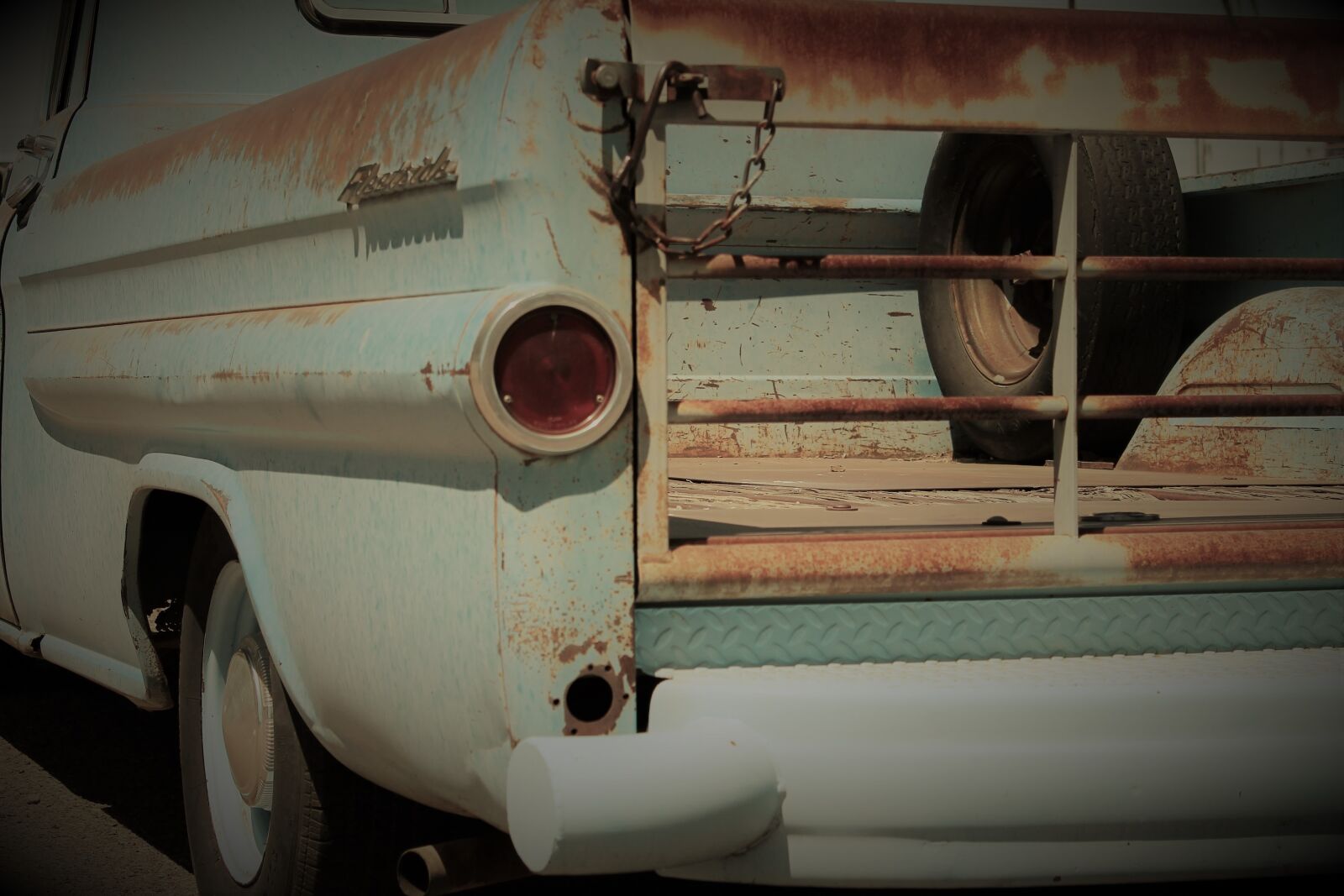 Canon EOS 1100D (EOS Rebel T3 / EOS Kiss X50) sample photo. Pickup truck, pickup bed photography