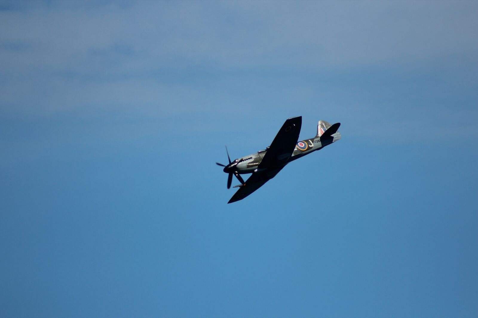 Canon EF 75-300mm f/4-5.6 USM sample photo. Airplane, aircraft, flight photography