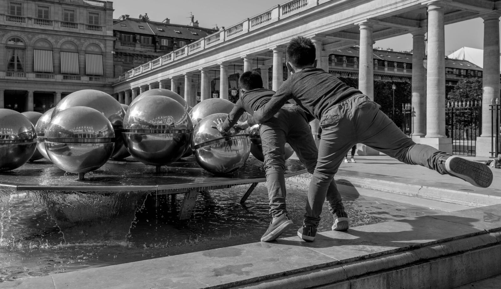 Nikon D600 sample photo. Royal palace, fountain, boys photography